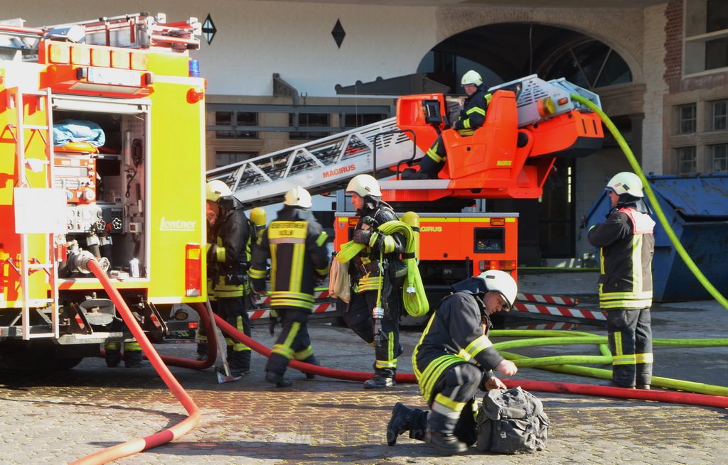 Feuer 3 Dachstuhlbrand Koeln Rath Heumar Gut Maarhausen Eilerstr P216.JPG